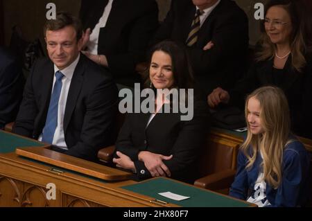 Budapest, Ungarn. 10. März 2022. Katalin Novak (vorne, C) wird mit ihrer Familie vor dem Eid im ungarischen Parlament, Budapest, Ungarn, am 10. März 2022 gesehen. das ungarische parlament hat am Donnerstag Katalin Novak als erste weibliche Präsidentin für eine Amtszeit von fünf Jahren gewählt und den Ökonomen Peter Rona in einer parteienkontrierten Abstimmung gewonnen. Quelle: Attila Volgyi/Xinhua/Alamy Live News Stockfoto