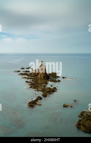 Ein vertikaler Blick auf die Klippen und das Riff von Las Sirenas in Andalusien Stockfoto