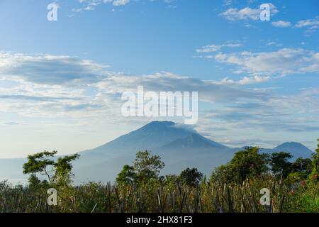 Dies ist ein Foto des Mount Merbabu in Zentral-Java, Indonesien. Der Name „Merbabu“ bedeutet „Berg der Asche“. Stockfoto