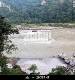 Morgenansicht am GOA Strand in Rishikesh Uttarakhand in der Nähe von Laxman Jhula, saubere Sicht auf den Ganga Fluss bei Rishikesh in der frühen Morgenzeit, World Stockfoto