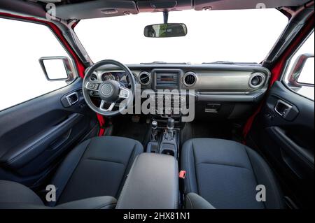 Auto-Dashboard von modernen SUV-Auto isoliert auf weißem Studio Backgrpound Stockfoto