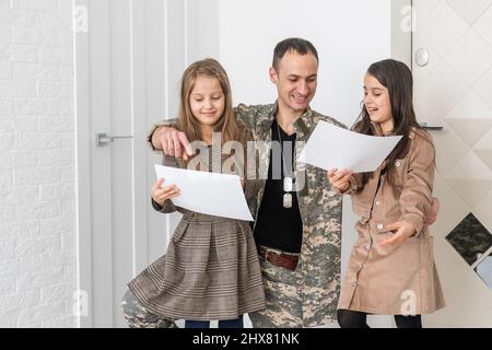 Haus der Familie Gruß Militär Vaters beurlaubt Stockfoto