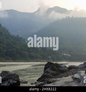 Morgenansicht am GOA Strand in Rishikesh Uttarakhand in der Nähe von Laxman Jhula, saubere Sicht auf den Ganga Fluss bei Rishikesh in der frühen Morgenzeit, World Stockfoto