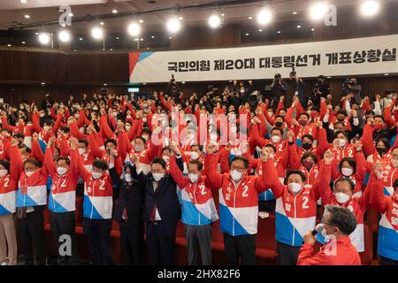 Seoul, Südkorea. 9. März 2022. Yoon Suk-yeol, Präsidentschaftskandidat der Volkspartei, spricht am Mittwoch, den 9. März 2022, in seinem Wahlkampfbüro in der Nationalversammlung in Seoul, Südkorea. Foto: SeongJoon Cho/Bloomberg via Credit: SIPA USA/Alamy Live News Stockfoto