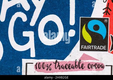 Fairtrade-Logo Fairtrade-Symbol auf dem Weg zur dunklen Schokolade Fin Carre von Lidl - Fair Trade 100% rückverfolgbarer Kakao Stockfoto