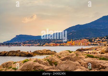 Ventimiglia, Ligurien, Provinz Imperia, Italien: 10. August 2021. Wilder Strand von Balzi Rossi, Grenze zu Frankreich mit Blick auf Menton. Stockfoto