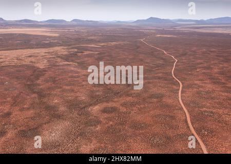 Eine von vielen langen und kurvenreichen Schotterstraßen im nördlichen Kap. Stockfoto