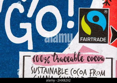 Fairtrade-Logo Fairtrade-Symbol auf dem Weg zur dunklen Schokolade Fin Carre von Lidl - Fair Trade 100% rückverfolgbarer Kakao Stockfoto