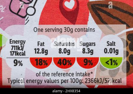 Nährwertangaben Ampelsystem Kennzeichnung farbcodierte Etiketteninformationen auf Way to Go dunkler Schokoriegel Fin Carre von Lidl Stockfoto
