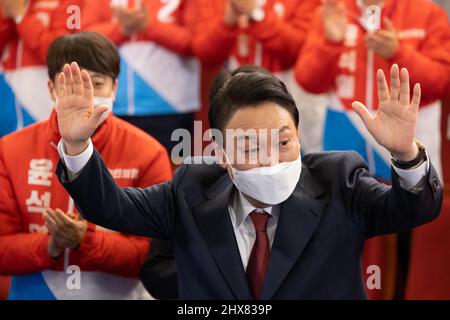 Seoul, Südkorea. 9. März 2022. Yoon Suk-yeol, Präsidentschaftskandidat der Volkspartei, spricht am Mittwoch, den 9. März 2022, in seinem Wahlkampfbüro in der Nationalversammlung in Seoul, Südkorea. Foto: SeongJoon Cho/Bloomberg via Credit: SIPA USA/Alamy Live News Stockfoto