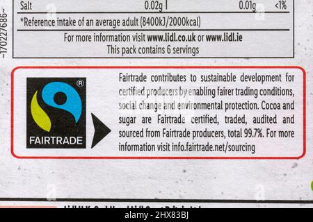 Fairtrade-Logo Fairtrade-Symbol und Informationen auf der Rückseite des Wrappers auf Way to Go dunkler Schokoriegel Fin Carre von Lidl Stockfoto