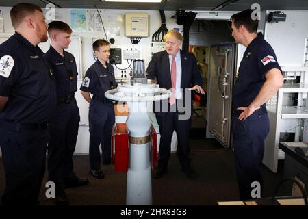 Premierminister Boris Johnson spricht mit Mitgliedern der Reederei an Bord der HMS Dauntless, einem Typ-45-Zerstörer der Royal Navy, der einer Umrüstung unterzogen wurde, während er die Cammell Laird-Werft in Merseyside besucht. Bilddatum: Donnerstag, 10. März 2022. Stockfoto