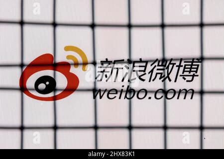 Das Logo des chinesischen Microblogging-Service Weibo hinter Gittern. Das Konzept der Weibo Zensur und Prohibition. Stockfoto