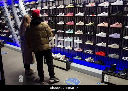 Moskau, Russland. 08. März 2022. Shopper wählen Sneaker in einer Adidas-Boutique in Moskau aus. Aufgrund der anhaltenden militärischen Kampagne Russlands in der benachbarten Ukraine wird adidas voraussichtlich bis zum 13. März 2022 alle Online- und Offline-Verkäufe in Russland einstellen. (Foto von Vlad Karkov/SOPA Images/Sipa USA) Quelle: SIPA USA/Alamy Live News Stockfoto