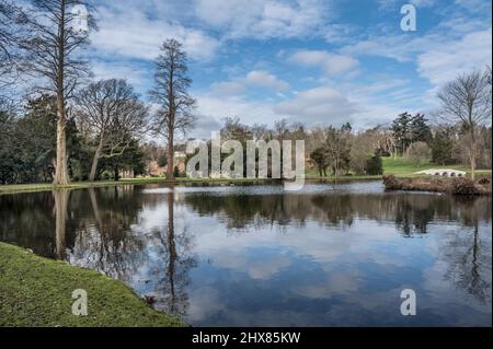 See und Brücke bei Painshill Cobham Stockfoto