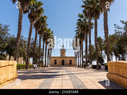 Roquetas de Mar, Spanien - 2. März 2022: Blick auf den Leuchtturm von Roquetas de Mar an der Küste Andalusiens Stockfoto