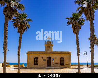 Roquetas de Mar, Spanien - 2. März 2022: Blick auf den Leuchtturm von Roquetas de Mar an der Küste Andalusiens Stockfoto