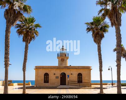 Roquetas de Mar, Spanien - 2. März 2022: Blick auf den Leuchtturm von Roquetas de Mar an der Küste Andalusiens Stockfoto