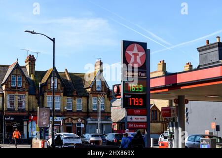 Steigende Kraftstoffpreise aufgrund der russischen Invasion der Ukraine im Jahr 2022 - Herne Bay, Kent, Großbritannien Stockfoto