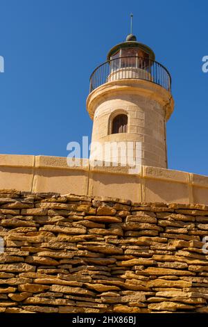 Roquetas de Mar, Spanien - 2. März 2022: Blick auf den Leuchtturm von Roquetas de Mar an der Küste Andalusiens Stockfoto