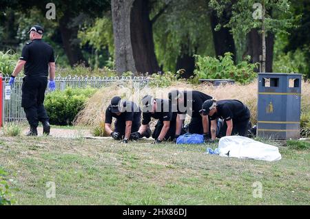 Aktenfoto vom 19/07/2018 von der Polizei, die eine Durchsuchung von Queen Elizabeth Gardens, Salisbury, mit Fingerspitzen durchführte, wo Dawn Sturgess aufsuchte, bevor sie krank wurde, nachdem sie mit Novichok in Kontakt kam. Ausgabedatum: Donnerstag, 10. März 2022. Stockfoto