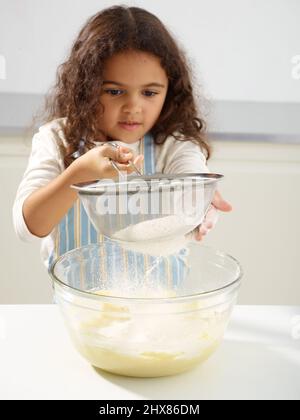 Zitronennieselkuchen - ÔøΩSifting Mehl in den Teig geben (Schritt 3 von 6) Stockfoto