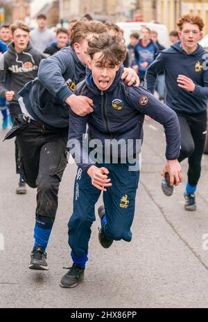 Die Jungen spielen beim jährlichen Jedburgh BA' Game Event auf der High Street in den Scottish Borders in Jedburgh um den Lederball. Bilddatum: Donnerstag, 10. März 2022. Stockfoto