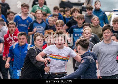 Die Jungen spielen beim jährlichen Jedburgh BA' Game Event auf der High Street in den Scottish Borders in Jedburgh um den Lederball. Bilddatum: Donnerstag, 10. März 2022. Stockfoto