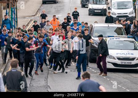 Die Jungen spielen beim jährlichen Jedburgh BA' Game Event auf der High Street in den Scottish Borders in Jedburgh um den Lederball. Bilddatum: Donnerstag, 10. März 2022. Stockfoto