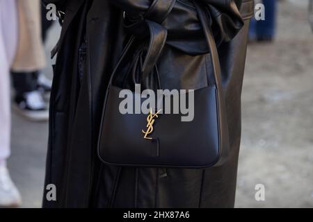 MAILAND, ITALIEN - 23. FEBRUAR 2022: Frau mit schwarzer Ledertasche von Yves Saint Laurent vor der Modeschau Fendi, Mailand Fashion Week im Street Style Stockfoto