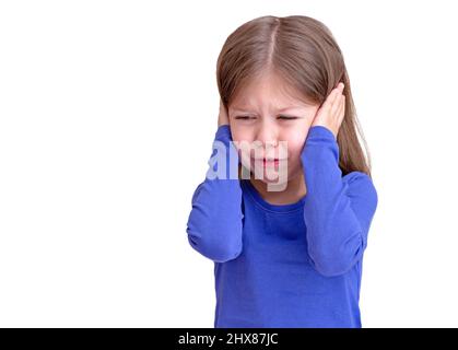 Weinendes Kind mit Tränen auf den Augen, die Ohren durch die Hände schließen, isoliert auf weißem Hintergrund Taille bis kaukasisches kleines Mädchen von 5 Jahren in blau Stockfoto