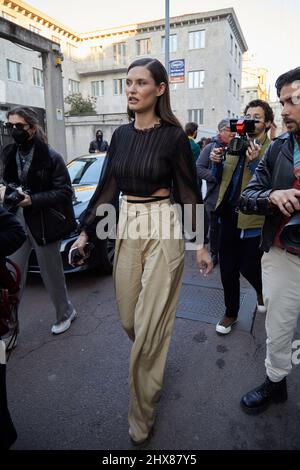 MAILAND, ITALIEN - 23. FEBRUAR 2022: Bianca Balti vor der Alberta Ferretti Fashion Show, Mailand Fashion Week Street style Stockfoto
