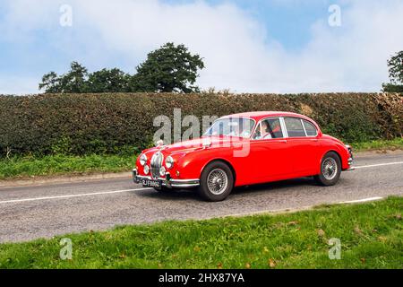 Rote britische Jaguar 2,4 240 3800cc Benziner 4dr Limousine der 1969 60s 60er Jahre; auf dem Weg zur Capesthorne Hall Classic August Car Show, Ceshire, Großbritannien Stockfoto