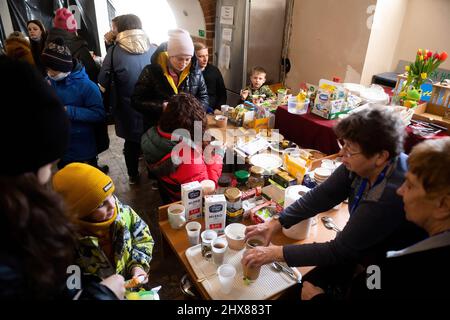 , Danzig, Polen. 10. März 2022. Ukrainische Familie im Pfadfinderhaus in Danzig gesehen. Im Pfadfinderhaus in Danzig wurde eine Empfangsstelle für Flüchtlinge aus der Ukraine eröffnet. Die Menschen dort brauchen eine Unterkunft in der Woiwodschaft Pommern. Dank der Hilfe von Pfadfindern können Ukrainer eine warme Mahlzeit essen, Kleidung und Hygieneprodukte erhalten. Schätzungen zufolge sind bis heute über 1,5 Millionen Flüchtlinge aus der vom Krieg zerrissenen Ukraine in Polen angekommen. Kredit: SOPA Images Limited/Alamy Live Nachrichten Stockfoto