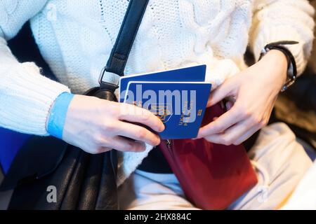 , Danzig, Polen. 10. März 2022. Eine Frau mit ukrainischen Pässen im Scouts House in Danzig. Im Pfadfinderhaus in Danzig wurde eine Empfangsstelle für Flüchtlinge aus der Ukraine eröffnet. Die Menschen dort brauchen eine Unterkunft in der Woiwodschaft Pommern. Dank der Hilfe von Pfadfindern können Ukrainer eine warme Mahlzeit essen, Kleidung und Hygieneprodukte erhalten. Schätzungen zufolge sind bis heute über 1,5 Millionen Flüchtlinge aus der vom Krieg zerrissenen Ukraine in Polen angekommen. Kredit: SOPA Images Limited/Alamy Live Nachrichten Stockfoto