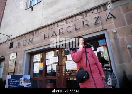 , Danzig, Polen. 10. März 2022. Eine Frau aus der Ukraine vor dem Pfadfinderhaus in Danzig. Im Pfadfinderhaus in Danzig wurde eine Empfangsstelle für Flüchtlinge aus der Ukraine eröffnet. Die Menschen dort brauchen eine Unterkunft in der Woiwodschaft Pommern. Dank der Hilfe von Pfadfindern können Ukrainer eine warme Mahlzeit essen, Kleidung und Hygieneprodukte erhalten. Schätzungen zufolge sind bis heute über 1,5 Millionen Flüchtlinge aus der vom Krieg zerrissenen Ukraine in Polen angekommen. Kredit: SOPA Images Limited/Alamy Live Nachrichten Stockfoto
