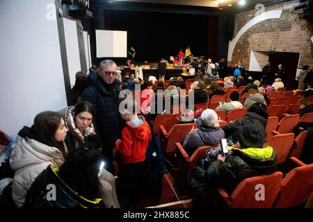 , Danzig, Polen. 10. März 2022. Menschen aus der Ukraine sahen sich im Pfadfinderhaus in Danzig versammelt. Im Pfadfinderhaus in Danzig wurde eine Empfangsstelle für Flüchtlinge aus der Ukraine eröffnet. Die Menschen dort brauchen eine Unterkunft in der Woiwodschaft Pommern. Dank der Hilfe von Pfadfindern können Ukrainer eine warme Mahlzeit essen, Kleidung und Hygieneprodukte erhalten. Schätzungen zufolge sind bis heute über 1,5 Millionen Flüchtlinge aus der vom Krieg zerrissenen Ukraine in Polen angekommen. Kredit: SOPA Images Limited/Alamy Live Nachrichten Stockfoto