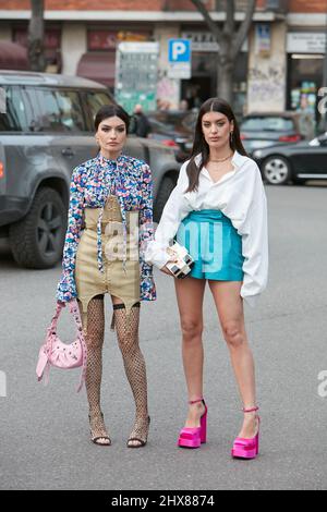 MAILAND, ITALIEN - 24. FEBRUAR 2022: Angela Rozas Saiz und Aida Domenech vor der Emporio Armani Fashion Show, Mailand Fashion Week Street Style Stockfoto