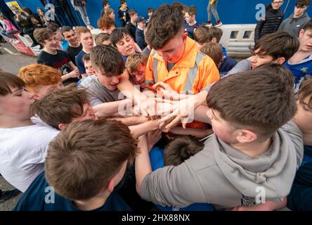 Die Jungen spielen beim jährlichen Jedburgh BA' Game Event auf der High Street in den Scottish Borders in Jedburgh um den Lederball. Bilddatum: Donnerstag, 10. März 2022. Stockfoto