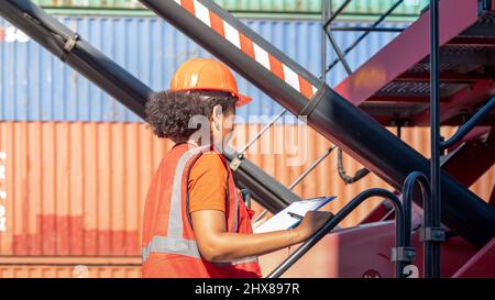 Weibliche Vorarbeiter bleiben auf Heben Container Fracht Gabelstapler prüfen oder überprüfen und kontrollieren Gabelstapler Konzept Service und Transport logistic. Stockfoto