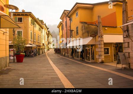 Garda, Italien - Dezember 27. 2021. Eine Einkaufsstraße zu Weihnachten in Garda Stadt am Ostufer des Gardasees, Provinz Verona, Venetien, Italien Stockfoto