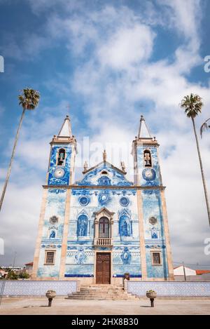 Portugiesische Kirche in Cortegaça mit Fassade, die mit blauen Fliesen verziert ist Stockfoto