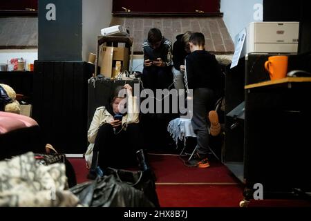Danzig, Polen. 10. März 2022. Kinder aus Kiyv mit Smartphones im Scouts House in Danzig gesehen. Im Pfadfinderhaus in Danzig wurde eine Empfangsstelle für Flüchtlinge aus der Ukraine eröffnet. Die Menschen dort brauchen eine Unterkunft in der Woiwodschaft Pommern. Dank der Hilfe von Pfadfindern können Ukrainer eine warme Mahlzeit essen, Kleidung und Hygieneprodukte erhalten. Schätzungen zufolge sind bis heute über 1,5 Millionen Flüchtlinge aus der vom Krieg zerrissenen Ukraine in Polen angekommen. (Foto von Mateusz Slodkowski/SOPA Images/Sipa USA) Quelle: SIPA USA/Alamy Live News Stockfoto