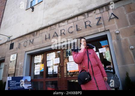Danzig, Polen. 10. März 2022. Eine Frau aus der Ukraine vor dem Pfadfinderhaus in Danzig. Im Pfadfinderhaus in Danzig wurde eine Empfangsstelle für Flüchtlinge aus der Ukraine eröffnet. Die Menschen dort brauchen eine Unterkunft in der Woiwodschaft Pommern. Dank der Hilfe von Pfadfindern können Ukrainer eine warme Mahlzeit essen, Kleidung und Hygieneprodukte erhalten. Schätzungen zufolge sind bis heute über 1,5 Millionen Flüchtlinge aus der vom Krieg zerrissenen Ukraine in Polen angekommen. (Foto von Mateusz Slodkowski/SOPA Images/Sipa USA) Quelle: SIPA USA/Alamy Live News Stockfoto