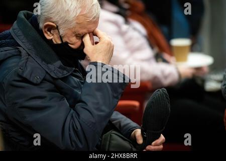 Danzig, Polen. 10. März 2022. Ein alter Ukrainer sah im Pfadfinderhaus in Danzig müde auf Hilfe warten. Im Pfadfinderhaus in Danzig wurde eine Empfangsstelle für Flüchtlinge aus der Ukraine eröffnet. Die Menschen dort brauchen eine Unterkunft in der Woiwodschaft Pommern. Dank der Hilfe von Pfadfindern können Ukrainer eine warme Mahlzeit essen, Kleidung und Hygieneprodukte erhalten. Schätzungen zufolge sind bis heute über 1,5 Millionen Flüchtlinge aus der vom Krieg zerrissenen Ukraine in Polen angekommen. (Foto von Mateusz Slodkowski/SOPA Images/Sipa USA) Quelle: SIPA USA/Alamy Live News Stockfoto