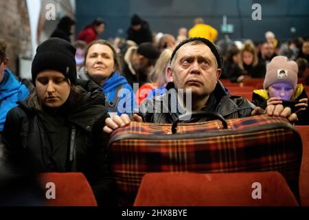 Danzig, Polen. 10. März 2022. Ein blinder Mann mit ihrer Tochter aus der Ukraine wartet im Scouts House in Danzig auf Hilfe. Im Pfadfinderhaus in Danzig wurde eine Empfangsstelle für Flüchtlinge aus der Ukraine eröffnet. Die Menschen dort brauchen eine Unterkunft in der Woiwodschaft Pommern. Dank der Hilfe von Pfadfindern können Ukrainer eine warme Mahlzeit essen, Kleidung und Hygieneprodukte erhalten. Schätzungen zufolge sind bis heute über 1,5 Millionen Flüchtlinge aus der vom Krieg zerrissenen Ukraine in Polen angekommen. (Foto von Mateusz Slodkowski/SOPA Images/Sipa USA) Quelle: SIPA USA/Alamy Live News Stockfoto