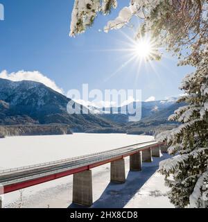 Die Faller-Klamm-Brücke. Gefrorener Sylvenstein Stausee bei Bad Tölz im Isartal des Karwendelgebirges im Winter. Deutschland, Bayern, Stockfoto