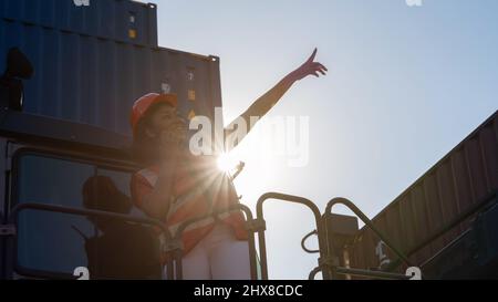 Weibliche Vorarbeiter bleiben auf Heben Container Fracht Gabelstapler prüfen oder überprüfen und kontrollieren Gabelstapler Konzept Service und Transport logistic. Stockfoto
