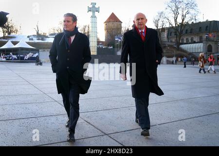 Der Gewerkschaftsführer Sir Keir Starmer und der Schattenverteidigungsminister John Healey gehen während ihres Besuchs in Estland durch das Stadtzentrum von Tallinn. Bilddatum: Donnerstag, 10. März 2022. Stockfoto