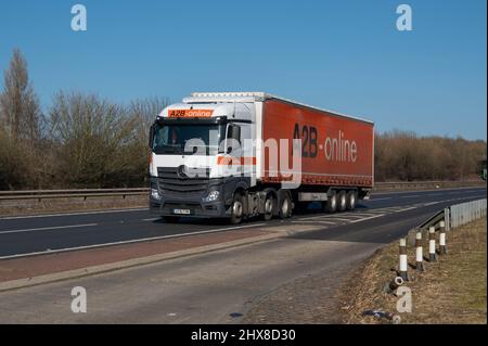 A2B Online-Spedition Mercedes-LKW unterwegs entlang der südlichen Umgehungsstraße Norwich Norfolk England Stockfoto